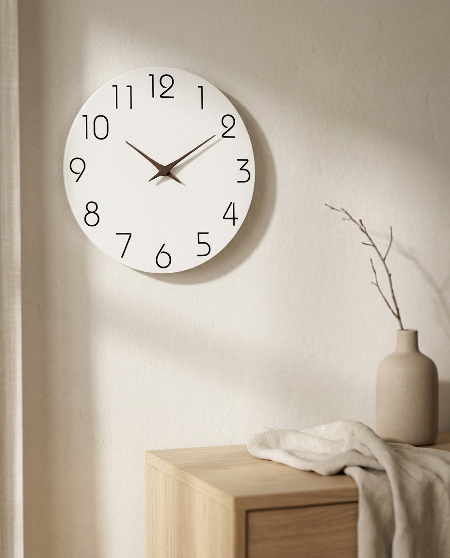 NIVA — Horloge Murale Bois Blanc Minimaliste en situation