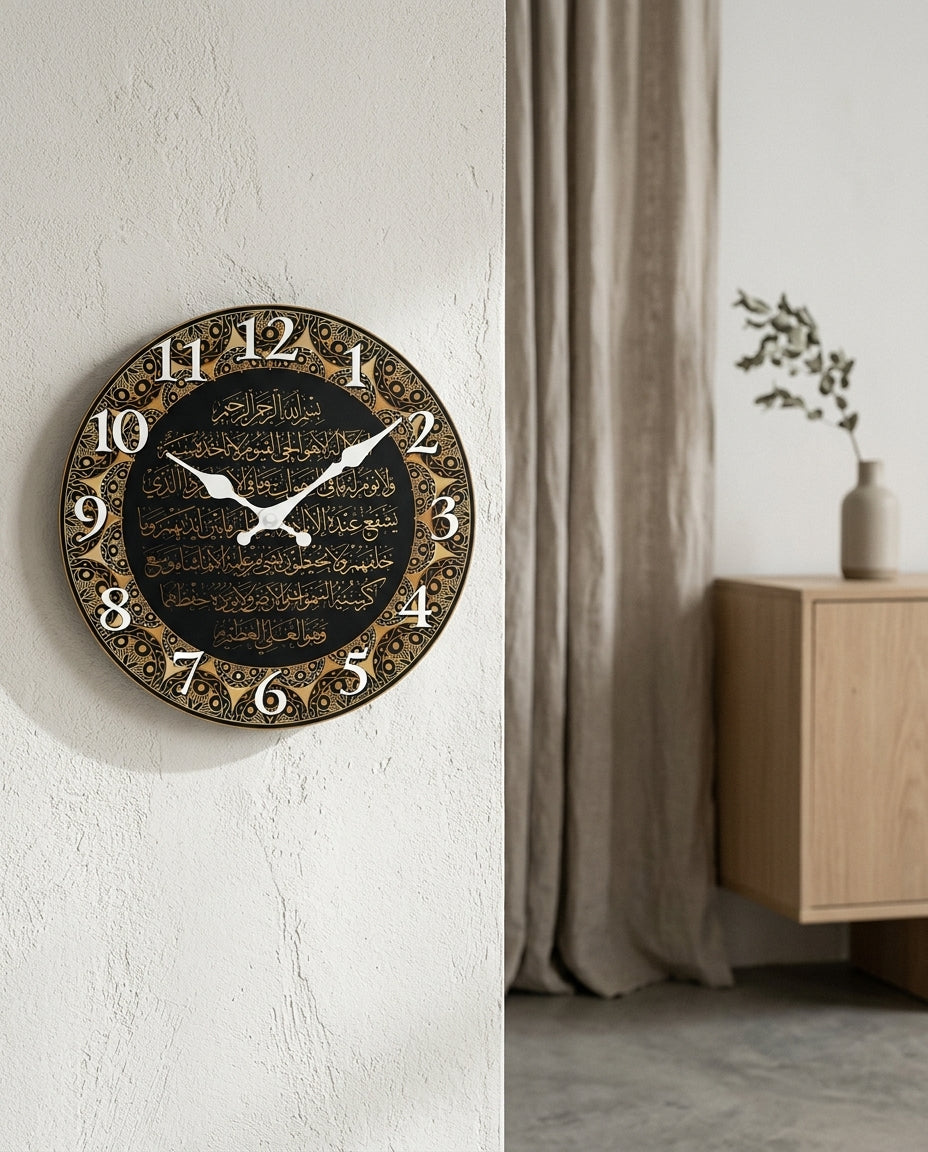 Horloge murale en bois avec calligraphie islamique en situation