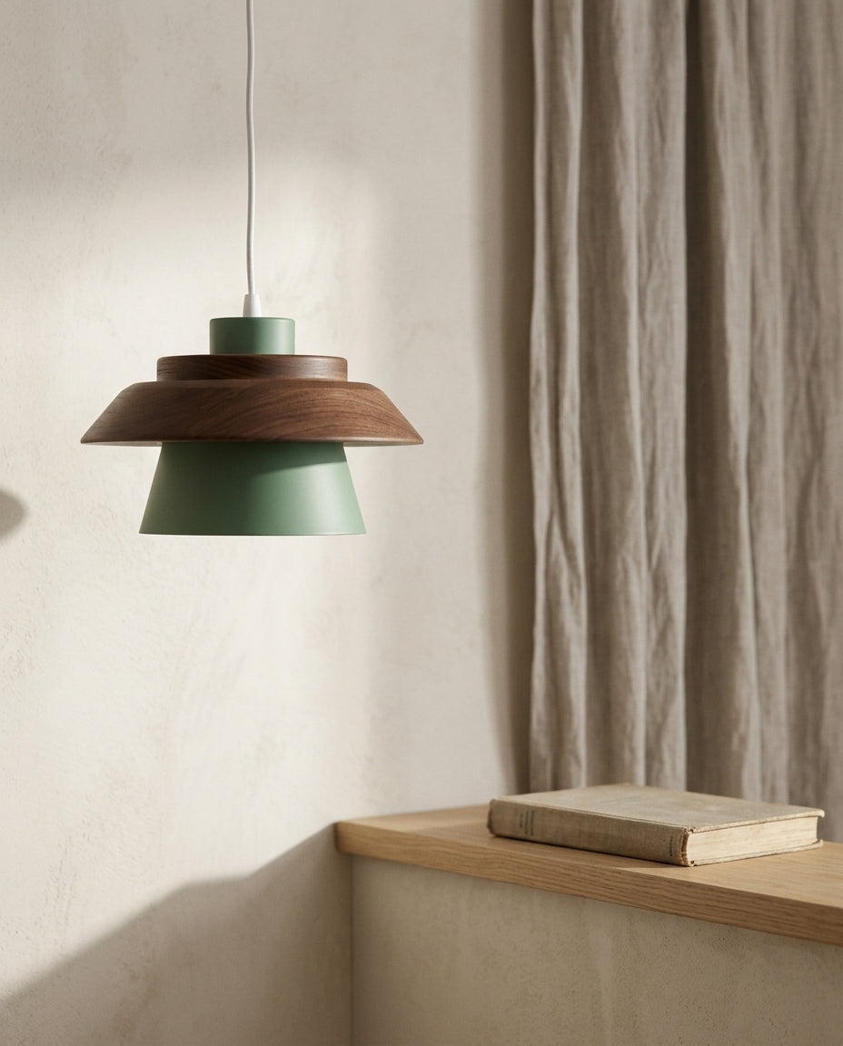 Lampe suspendue en bois vert en situation