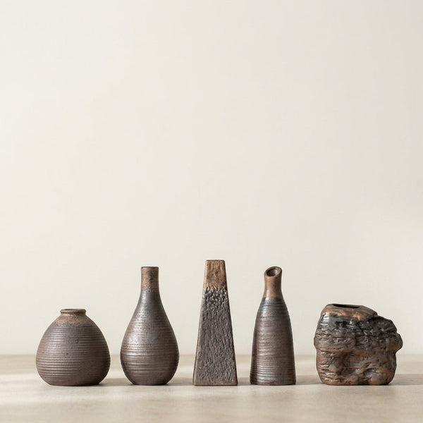 Mini vase à fleurs rétro en poterie brute