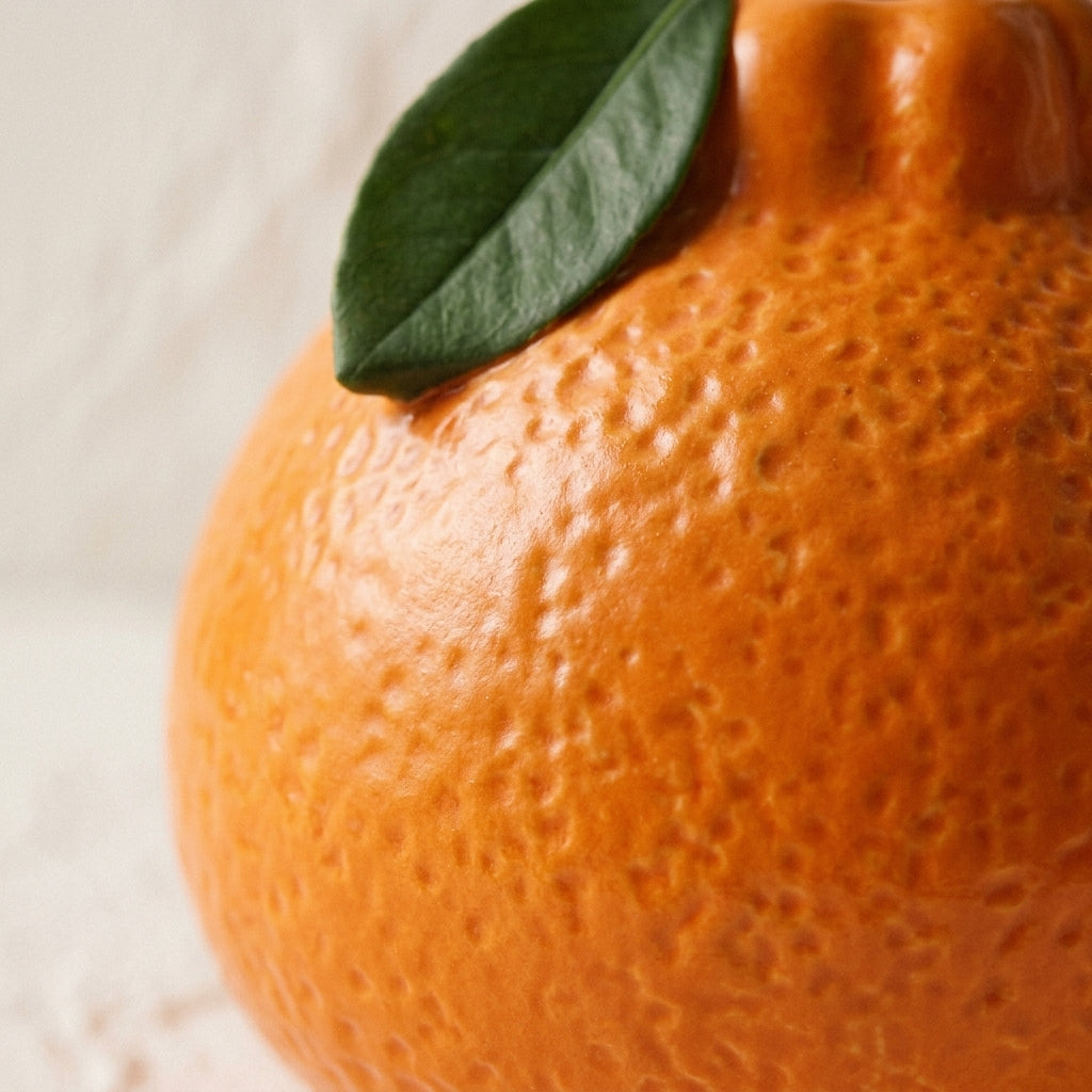 Vase en céramique orange, détail