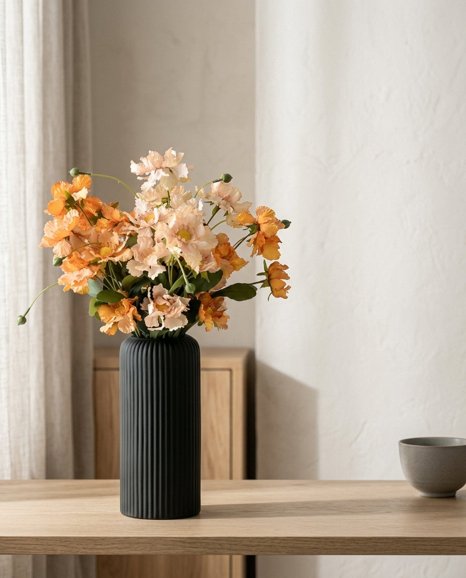 Cache-pot rayé pour fleurs en situation