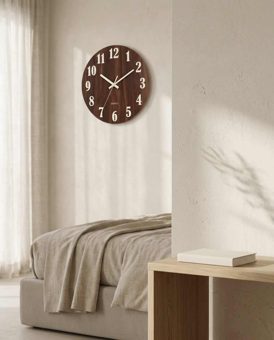 NOCTA — Horloge Murale Bois Aiguilles Lumineuses en situation