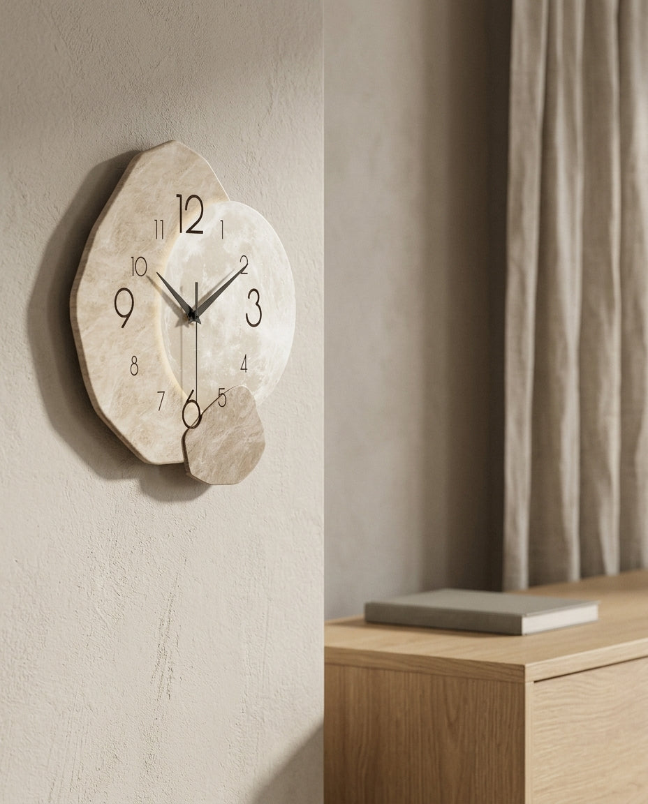 LUNA — Horloge Murale Bois Design Lunaire en situation