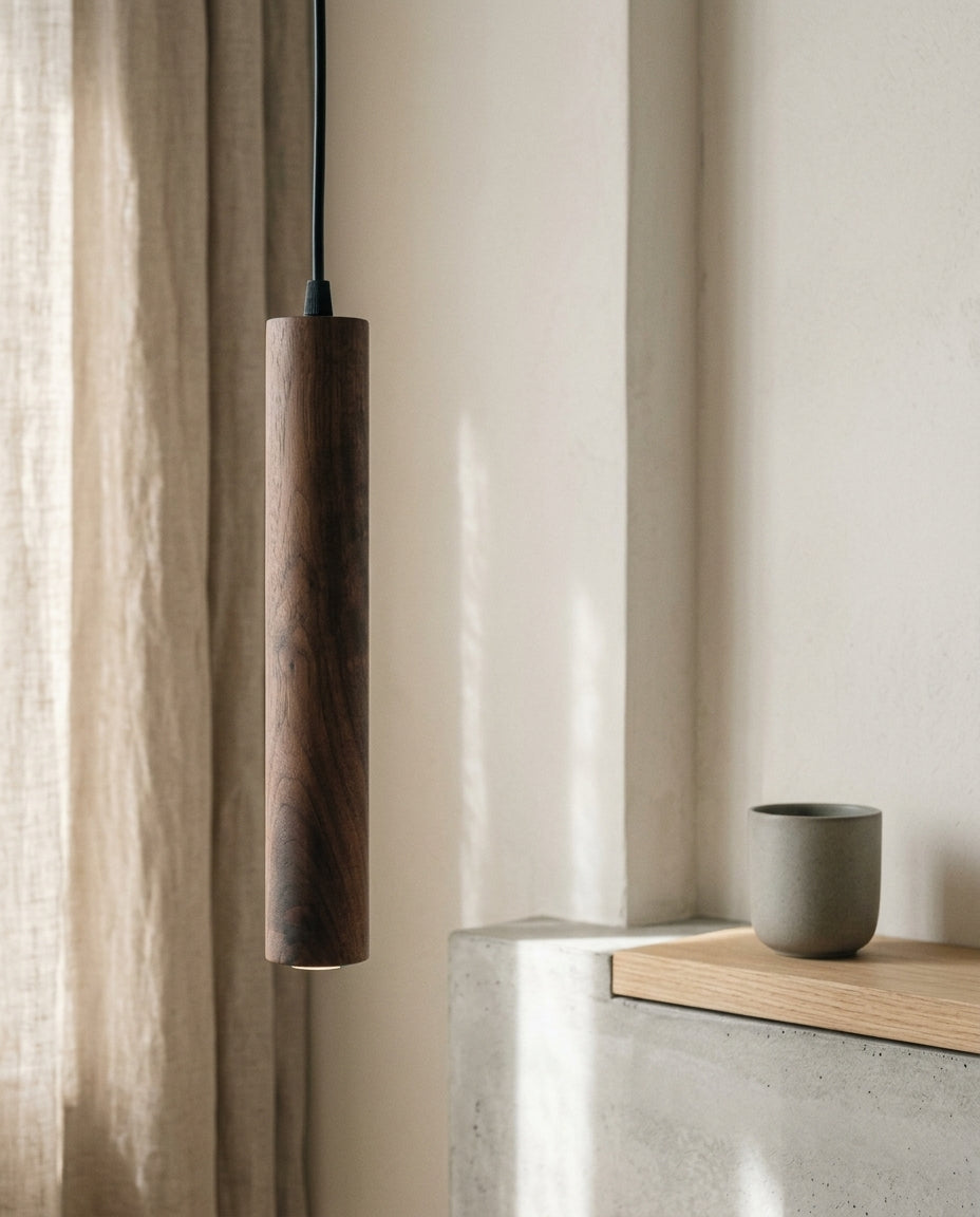 Lampe LED suspendue bois de noyer en situation