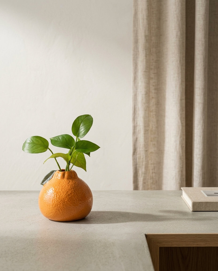 Vase en céramique design orange en situation
